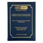 Couverture thèse en cuir avec focus détail montrant la qualité de la reliure professionnelle et le travail de finition