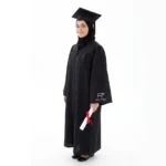 Robe de graduation femme avec hijab Maroc – cérémonie remise de diplômes MeetPro