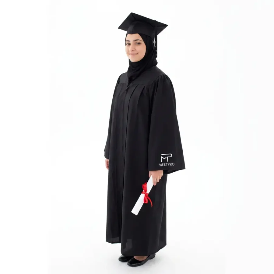 Robe de graduation femme avec hijab Maroc – cérémonie remise de diplômes MeetPro